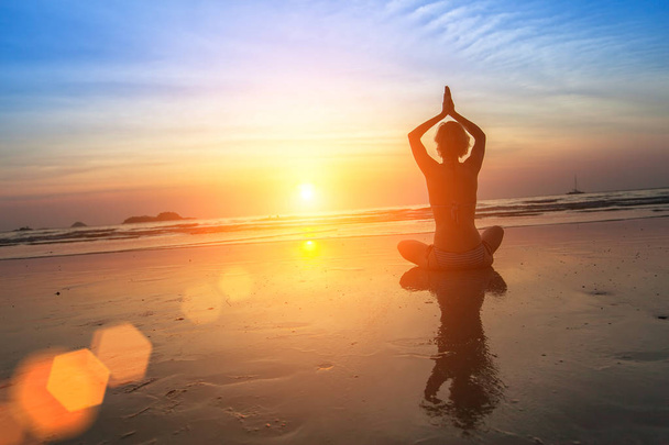 femme pratiquant le yoga - Photo, image