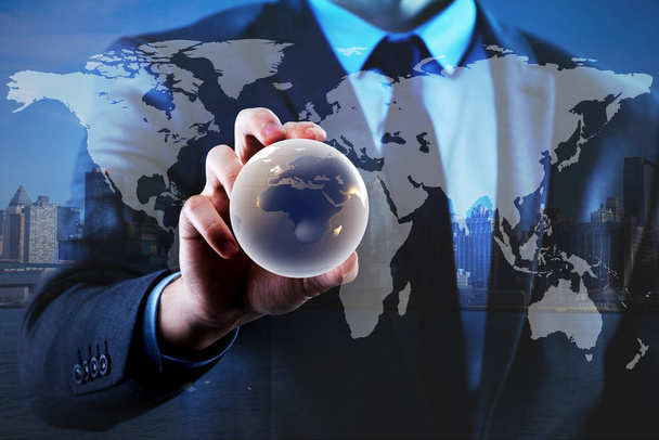 Empresário segurando globo no conceito de negócio global
 - Foto, Imagem