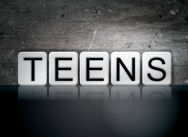 Nastolatki, wyłożone kafelkami litery pojęcia i tematu - Zdjęcie, obraz