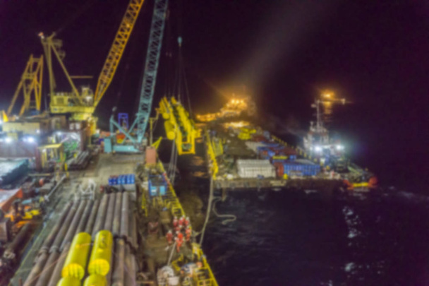 Préparation pour la construction d'un pipeline sous-marin sur le pont la nuit en mouvement effet flou. - Photo, image