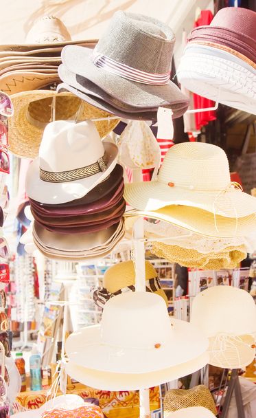 Stand de mercado con sombreros
 - Foto, Imagen
