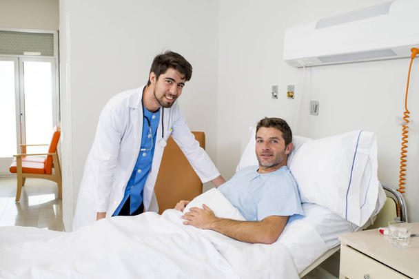lekarz, doradztwo pacjenta leżącego na łóżku szpitalnym, mówić o diagnozowanie i leczenie w nowoczesnej kliniki - Zdjęcie, obraz