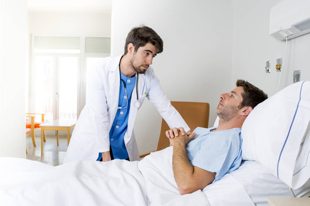 consulto medico paziente sdraiato sul letto d'ospedale parlando preoccupato dando cattive notizie circa la diagnosi
 - Foto, immagini