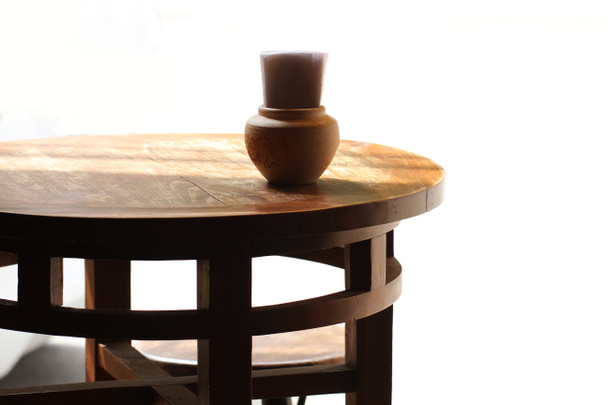 木製の濃い茶色の椅子とテーブル - 写真・画像