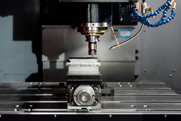 Pieza de precisión de mecanizado industrial por centro de máquina CNC de trabajo
  - Foto, Imagen