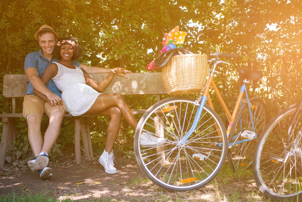 Jonge multi-etnisch paar met een fiets rijden in de natuur - Foto, afbeelding