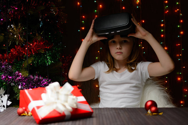 Dziewczynka otrzymała Boże Narodzenie obecny okulary wirtualnej - Zdjęcie, obraz