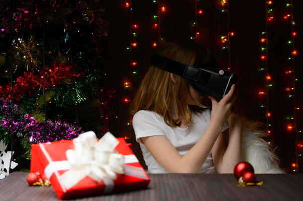 A lány kapott egy karácsonyi jelen virtuális szemüvegek - Fotó, kép