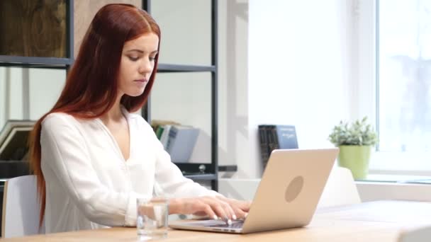 Woman Working on Laptop in Office - Materiał filmowy, wideo