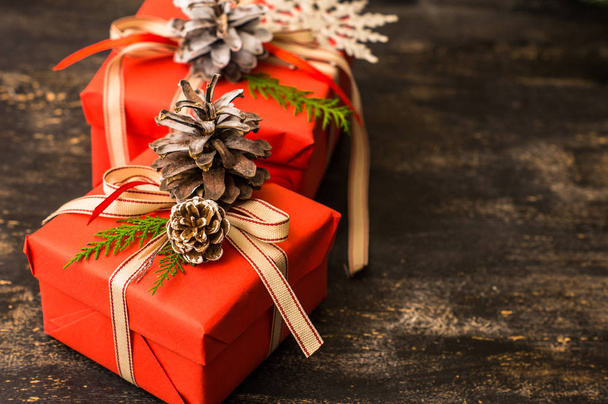 Cajas de regalo rojas para celebraciones navideñas
 - Foto, Imagen