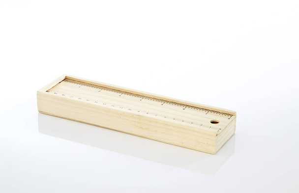 Caixa de lápis de madeira, caixa de madeira no fundo branco. empilhar imagens
 - Foto, Imagem
