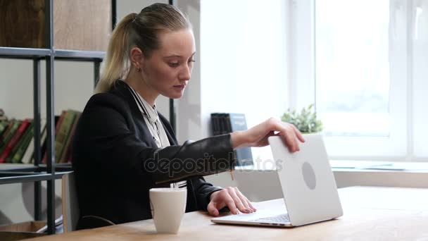 Ділова жінка відкриває, працює і закриває ноутбук
 - Кадри, відео