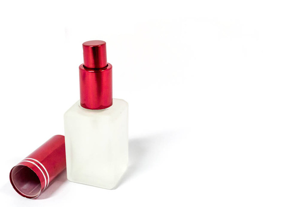 frasco de perfume en la mano sobre fondo blanco
 - Foto, imagen