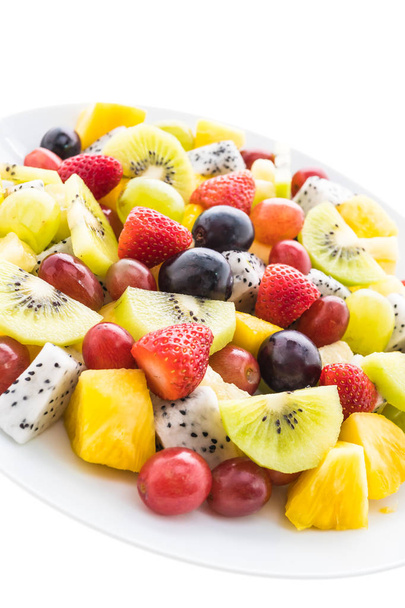Sekoitetut hedelmät valkoisella lautasella
 - Valokuva, kuva