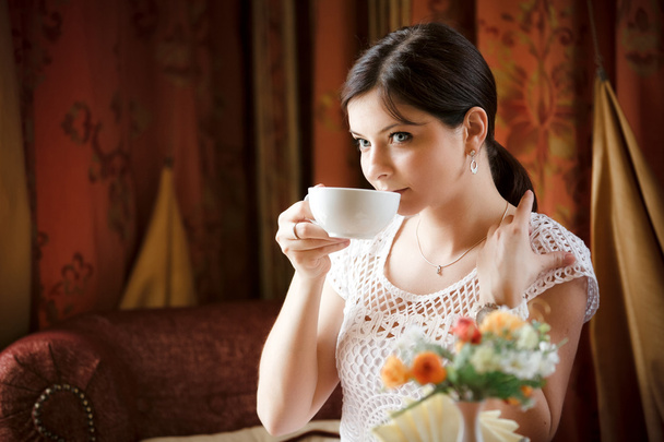 Elegant woman with a tea mug in cafe - Zdjęcie, obraz