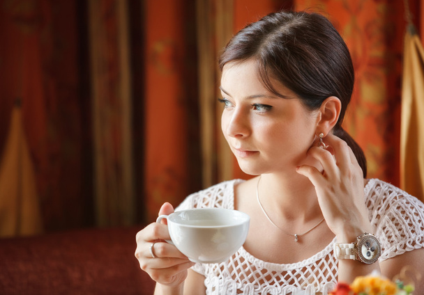 Elegant woman with a tea mug in cafe - Zdjęcie, obraz