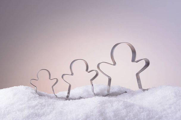 Foremki na ciasteczka świąteczne w śniegu - Zdjęcie, obraz