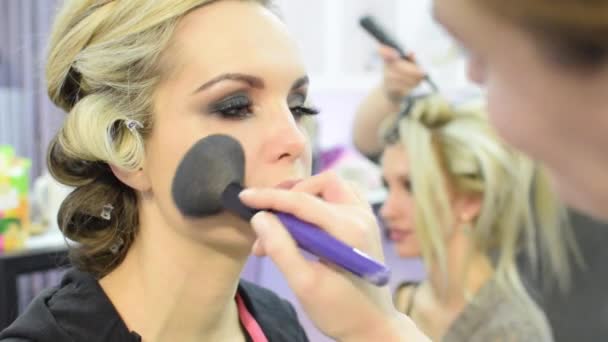 Profesionální make-up pro dívky.  - Záběry, video