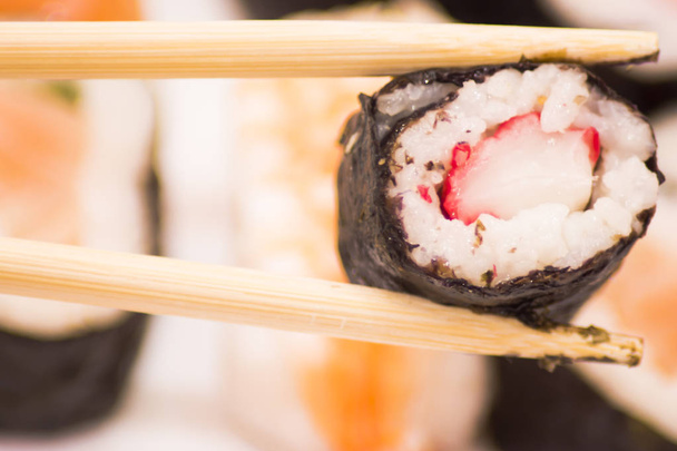Pedaços de sushi sobre fundo branco
 - Foto, Imagem