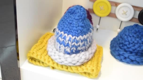 collezione di berretti lavorati a maglia su fondo bianco
 - Filmati, video