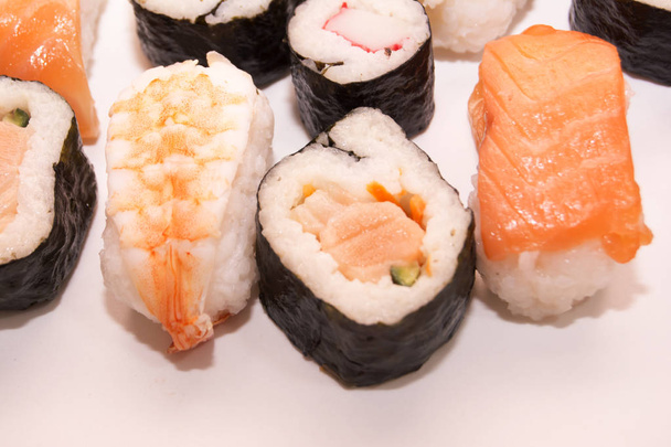 Pedaços de sushi sobre fundo branco
 - Foto, Imagem