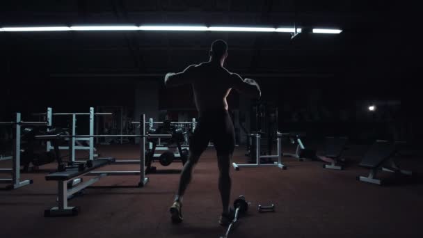 Μυϊκή bodybuilder που δείχνει στα ανοικτά του σωματική διάπλαση - Πλάνα, βίντεο