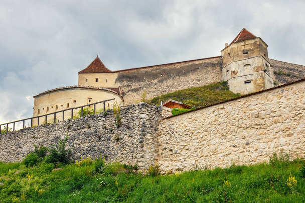 Ortaçağ Kalesi merkezine, Romanya. Kale 1211 ve 1225 arasında inşa edilmiştir - Fotoğraf, Görsel