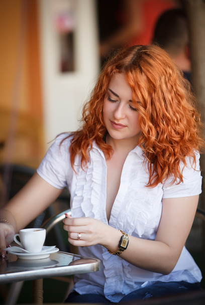 Элегантная женщина в кафе
 - Фото, изображение