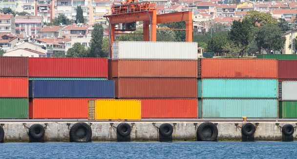 containers af in een haven - Foto, afbeelding
