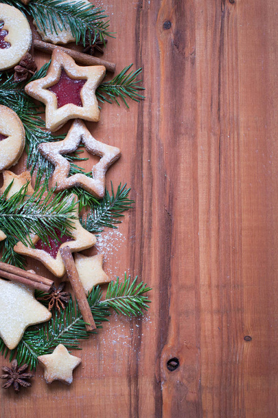 De zelfgemaakte koekjes gember met aardbei jam op een houten achtergrond - Foto, afbeelding