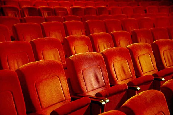 İç kapalı kırmızımsı sinema koltukları koltuklarda düşük anahtar boş - Fotoğraf, Görsel