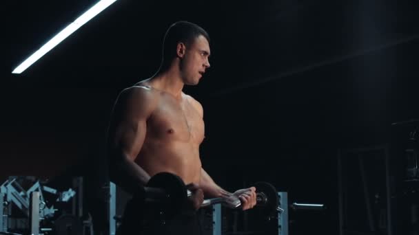 Musculoso hombre haciendo crossfit entrenamiento en un gimnasio
 - Imágenes, Vídeo