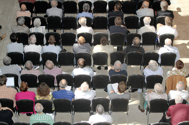 Niezidentyfikowanych osób uczestnika nasłuchuje na konferencji naukowej - Zdjęcie, obraz