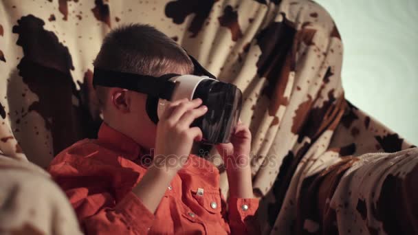 Poika etsii läpi VR kuulokkeet ja elehtii
 - Materiaali, video