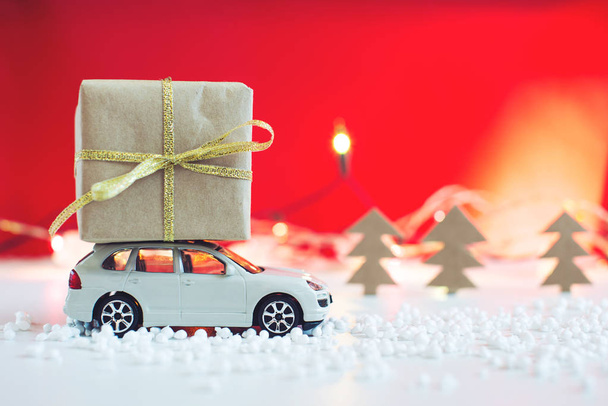 Spielzeugauto trägt auf dem Dach Geschenk für Weihnachten - Foto, Bild