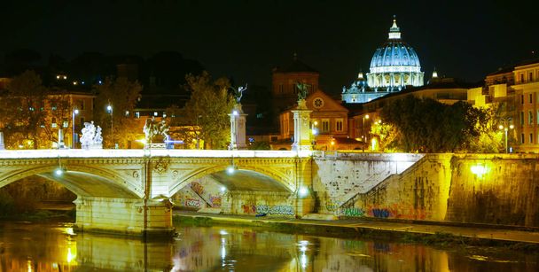 De bruggen over de rivier de Tiber en de Sint Pieter Basiliek in Rome bij nacht - Foto, afbeelding
