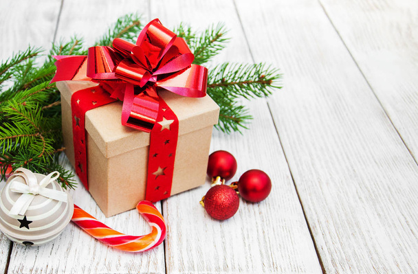 scatola regalo di Natale e palle - Foto, immagini