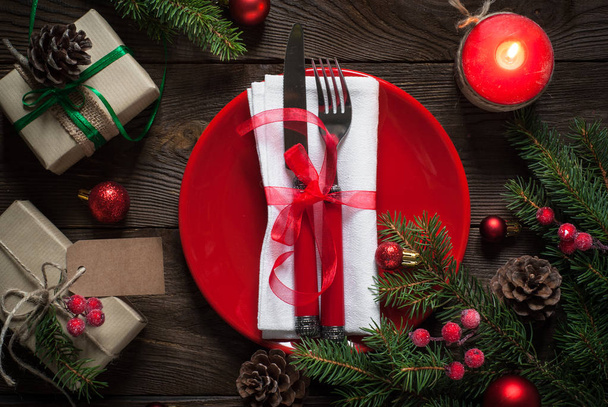 Weihnachtliche Tischdekoration mit weihnachtlicher Dekoration.  - Foto, Bild