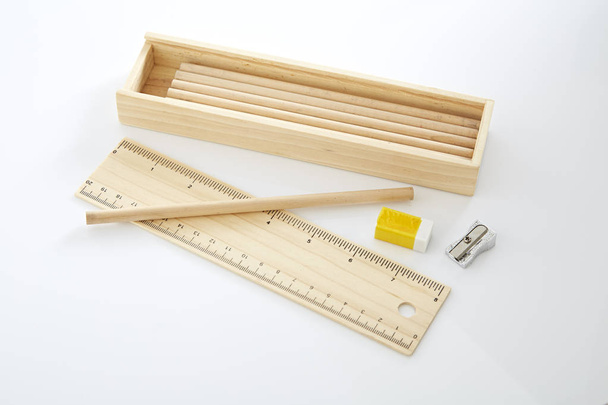 Дерев'яна коробка для олівців, Дерев'яна коробка на білому тлі
. - Фото, зображення