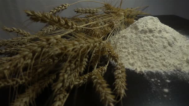 Мука, хлеб и колосья пшеницы близко HD
 - Кадры, видео