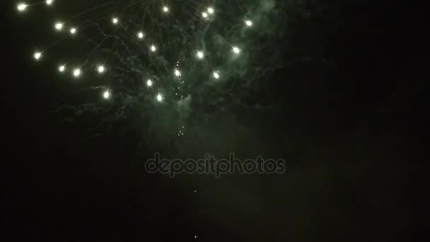 Новогодний фейерверк на ночном небе - Кадры, видео
