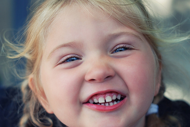 Lähikuva hymyilevä nuori tyttö
 - Valokuva, kuva