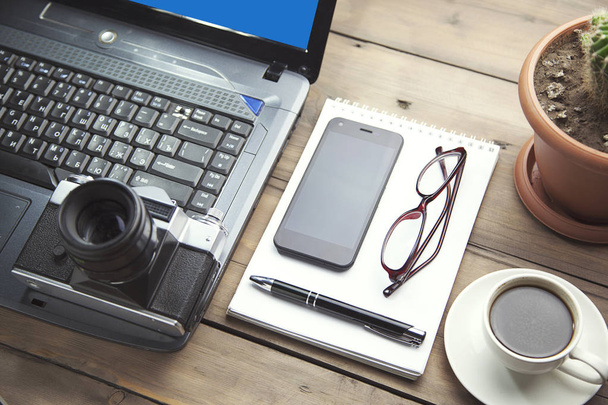 камера, телефон, кава, папір і ручка
 - Фото, зображення