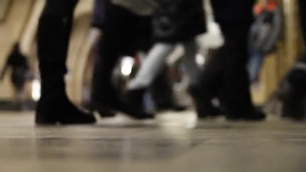 les gens dans le métro qui rentrent à pied du travail, flous, vue du bas, chaussures et la foule
 - Séquence, vidéo