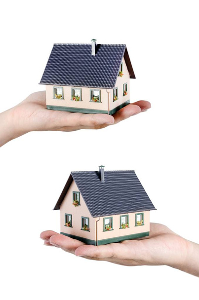 Ruka držící miniaturní dům. Domácí finance koncept - Fotografie, Obrázek
