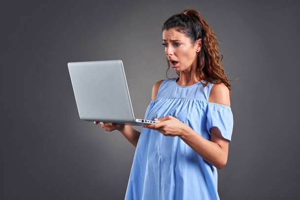 Young woman with laptop - Zdjęcie, obraz