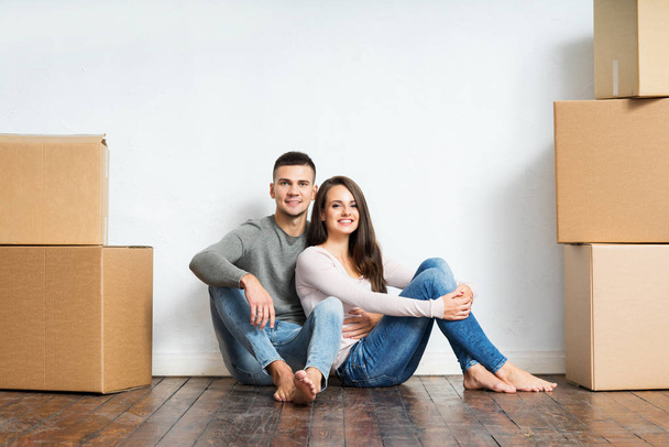 Young couple moving in a new home - Фото, изображение