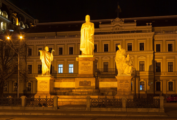 Estátuas dos santos Andrey, Princesa Olga, Nestor - cronista
 - Foto, Imagem