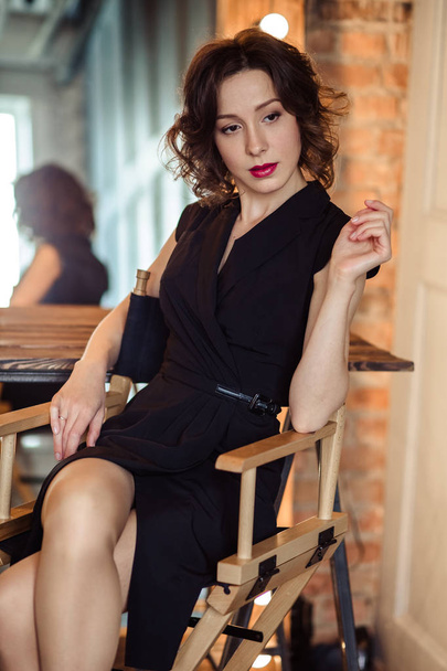 Pályázat fiatal nő, egy fekete ruhás, természetes smink és frizura - Fotó, kép