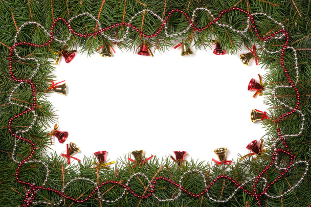 Рождественская рама из еловых ветвей, украшенных бусами и колоколами на белом фоне
 - Фото, изображение